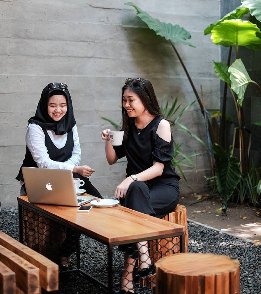 kopi bersama teman di anomali coffee