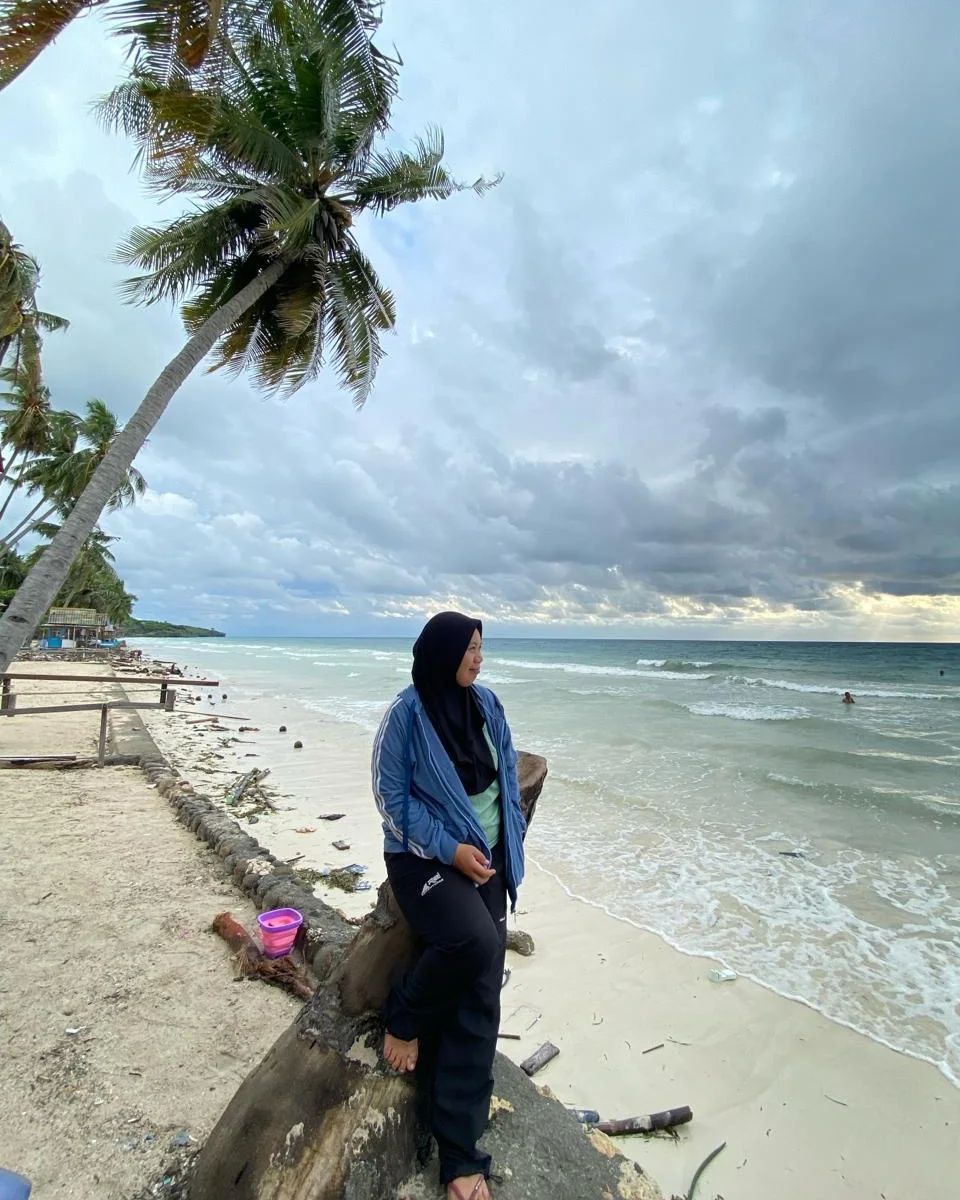 pesona pantai panrang luhu di sulawesi selatan
