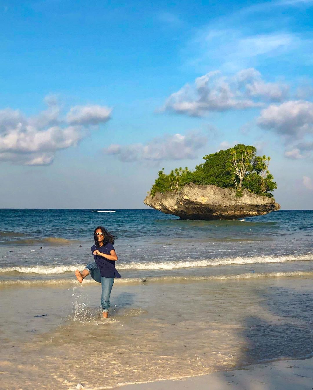 keunikan pantai kasuso ada pulau kecil