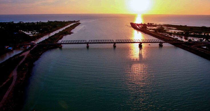 sunset diatas jembatan barombong